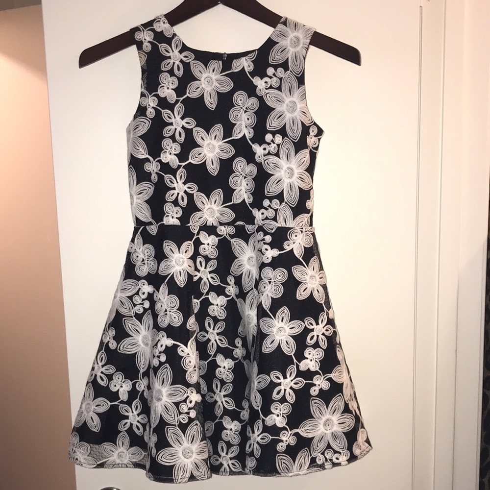 Nanette Lapore Girls Black, Overlay White Floral. Zipper Back. Size Girl M 10-12
